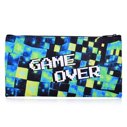 Пенал плоский "Game Over" Размер: 20,5*10,8 см. Изготовлен из полиэстера, 210 ден. Имеется одно основное отделение на молнии. Предназначен хранения, канцелярских принадлежностей и прочих мелочей,  может использоваться в качестве необольшой косметички