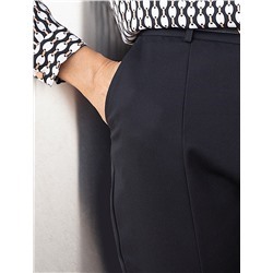 Узкие прямые брюки из плотной эластичной ткани, с разрезами